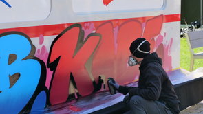 Graffitikünstler Jonas bei der Arbeit